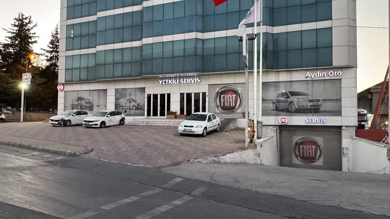 Aydın Oto Fiat yetkili servisinin akşam saatlerinde çekilmiş dış cephesi