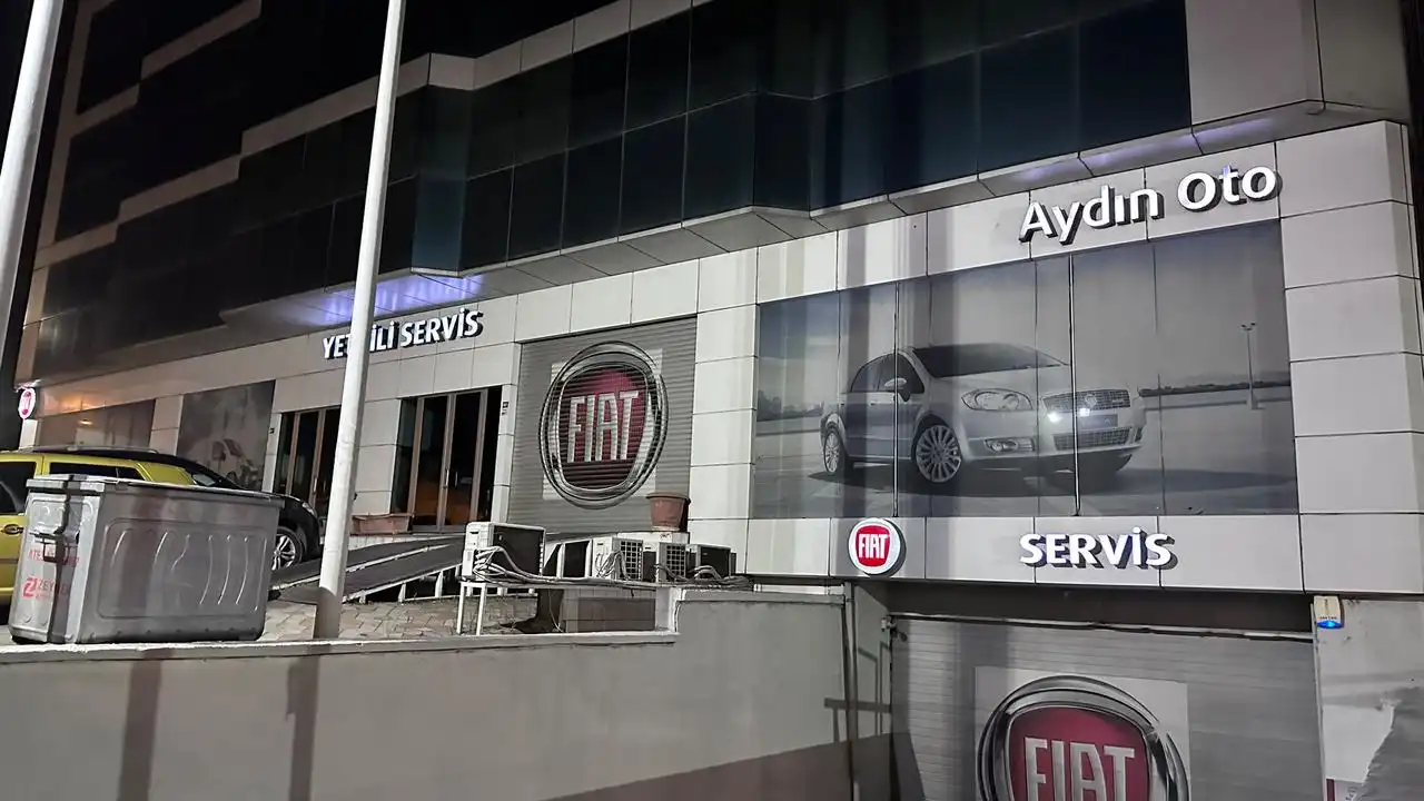 Aydın Oto tabelası ve Fiat yetkili servis girişi