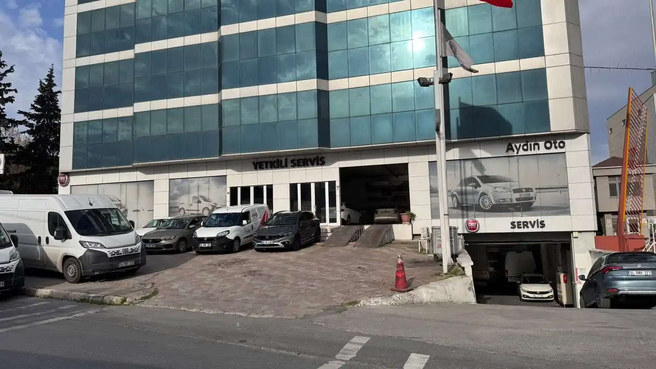 Servis girişinde bakım sırası bekleyen Fiat araçlar